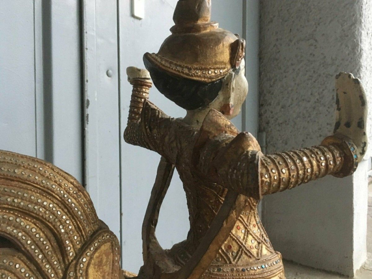 Große Holzskulptur Phra Khrut Pha vergoldet alt antik 48