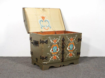 Runddeckel-Truhe Barock 1759 Kiste Kommode Alt Antik MÖBLINGER 2000-0059