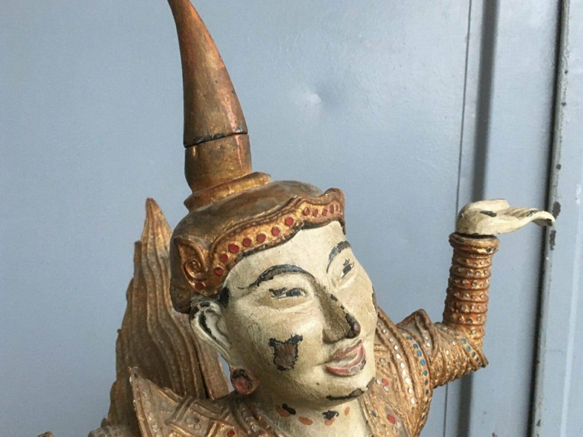 Große Holzskulptur Phra Khrut Pha vergoldet alt antik 48