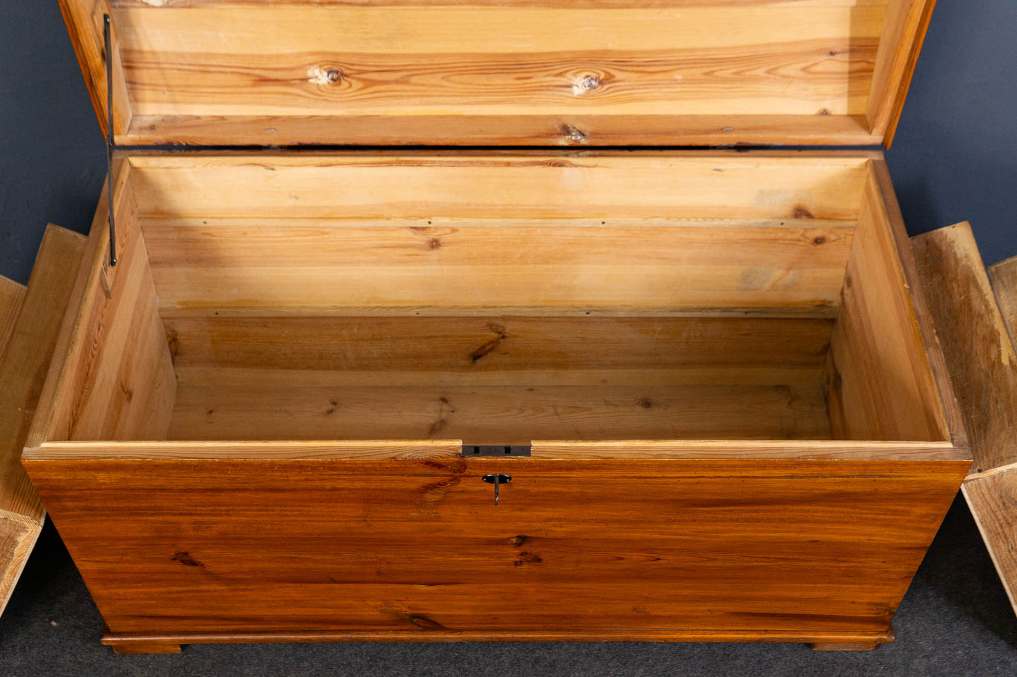 Truhe Box Kiste Schrank Kommode Regal Hocker Alt Antik MÖBLINGER 2407_2904