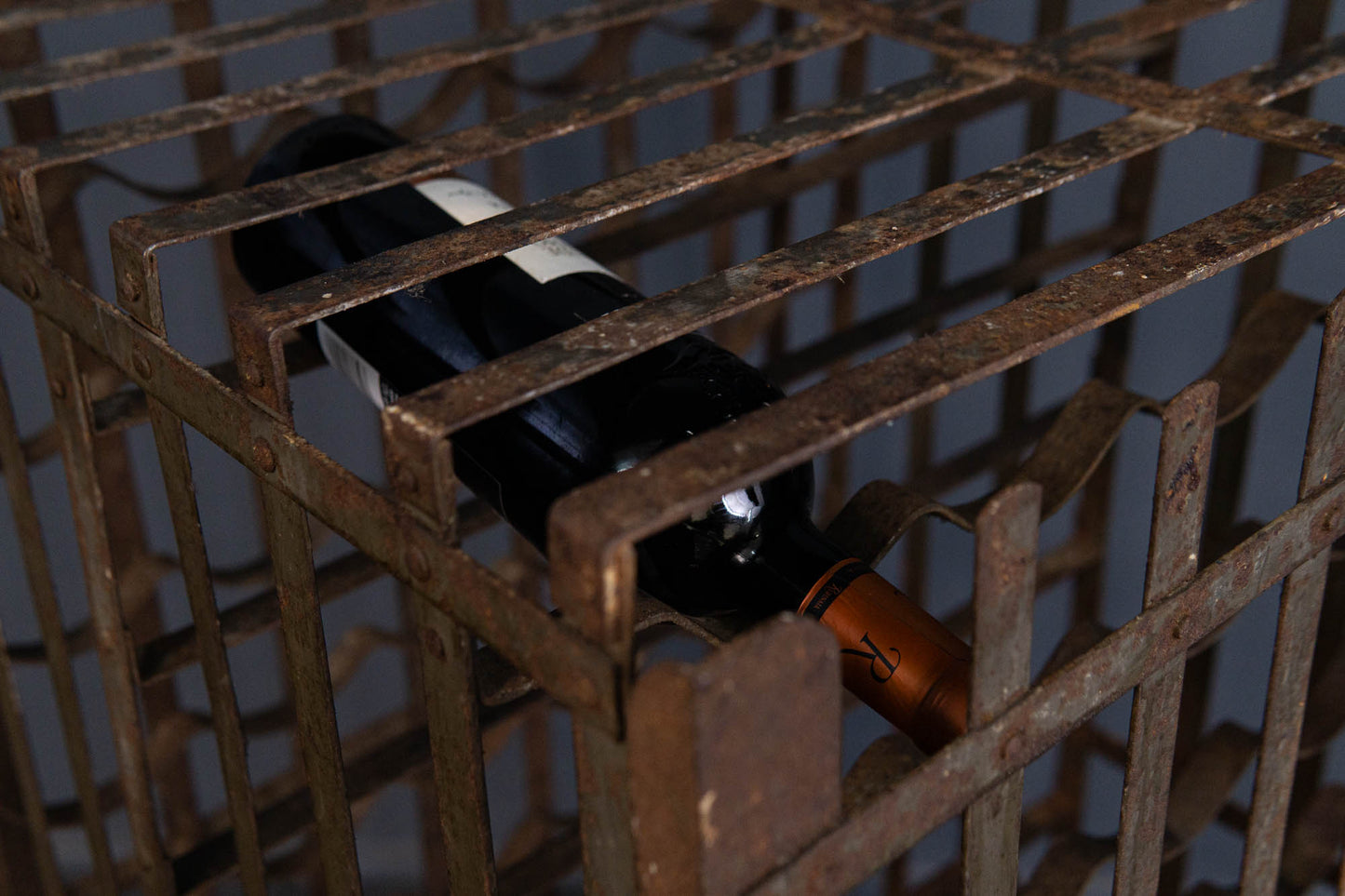Weinregal Vino Schrank Regal Stahl Gastro Vintage Alt MÖBLINGER 2408_0101