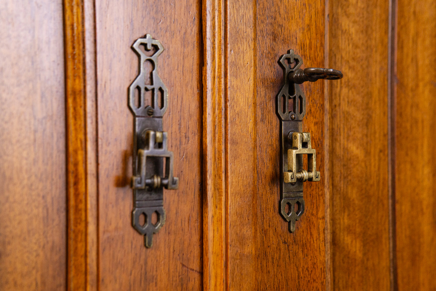 großer Kleiderschrank Kommode Regal Schrank Alt Antik MÖBLINGER 2409_2305