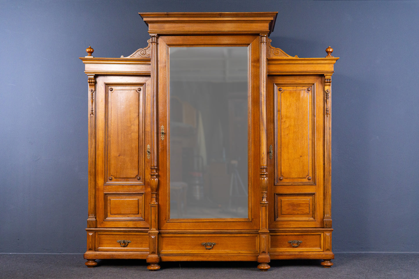 großer Schrank Kleiderschrank Kommode Regal Alt Antik MÖBLINGER 2409_3001