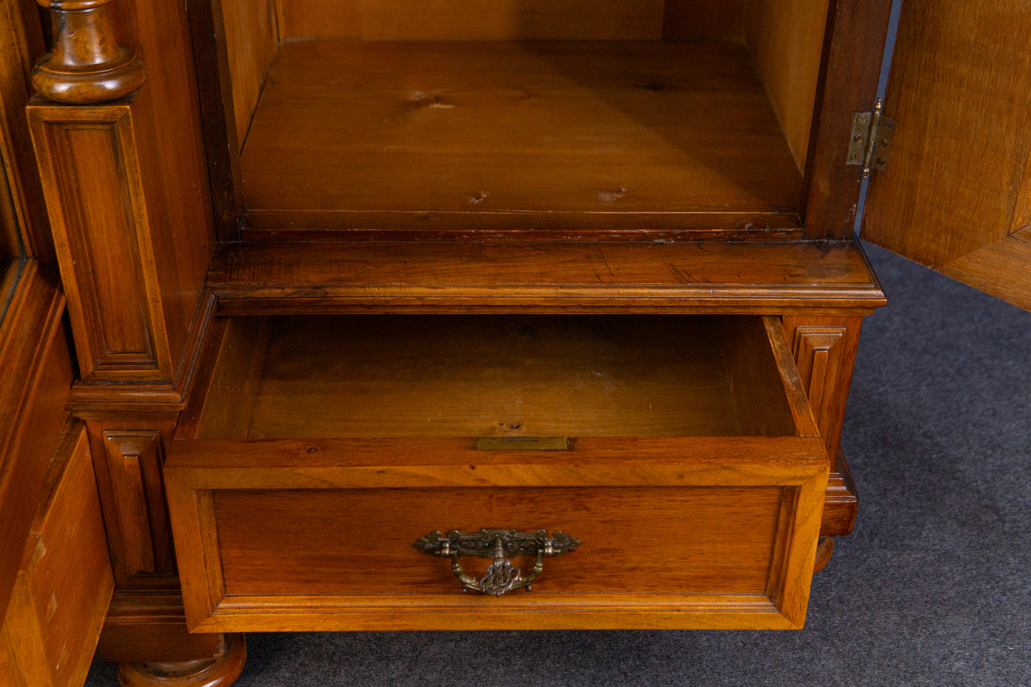 großer Schrank Kleiderschrank Kommode Regal Alt Antik MÖBLINGER 2409_3001