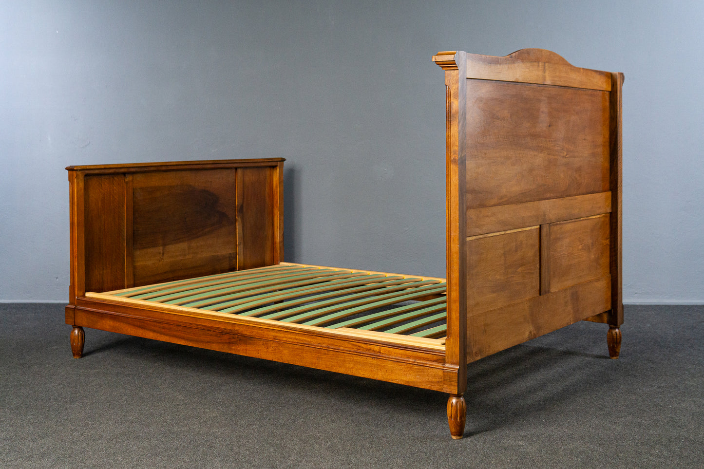 charmantes antikes französisches Bett aus Massivholz mit geschnitzten Verzierungen, Frankreich um 1900 - Bettgestell Bed Schlafzimmer Alt Antik MÖBLINGER