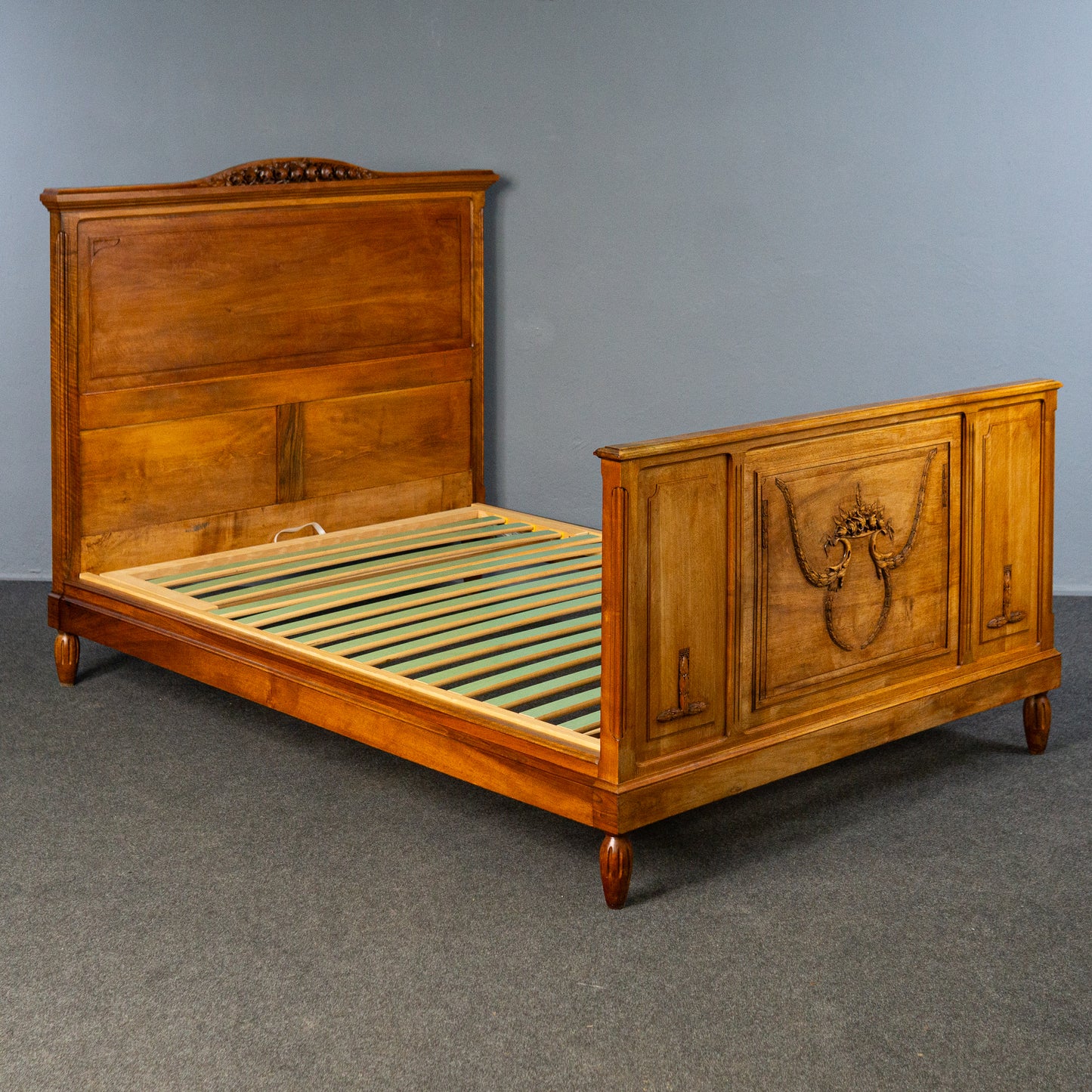 charmantes antikes französisches Bett aus Massivholz mit geschnitzten Verzierungen, Frankreich um 1900 - Bettgestell Bed Schlafzimmer Alt Antik MÖBLINGER