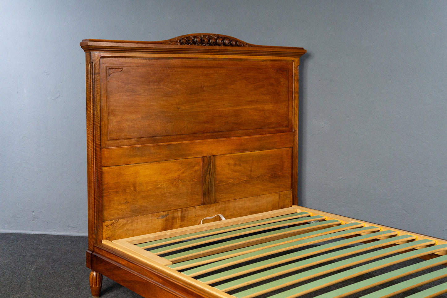 charmantes antikes französisches Bett aus Massivholz mit geschnitzten Verzierungen, Frankreich um 1900 - Bettgestell Bed Schlafzimmer Alt Antik MÖBLINGER