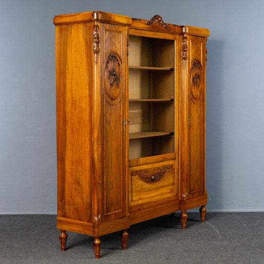 französischer Jugendstil Bücherschrank, Anfang des 20.Jahrhunderts - Nussbaum Eiche dreitürig Schnitzereien Schrank Vitrine Alt Antik MÖBLINGER