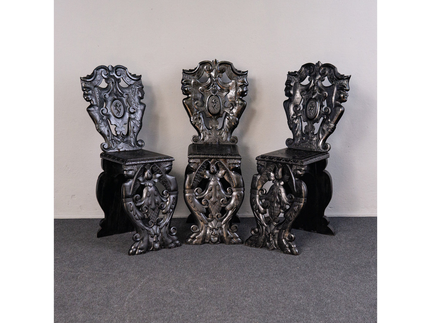 Außergewöhnliches 3er Set Sgabello Brettstühle, 2.Hälfte des 19.Jahrhunderts - Historismus Italienische Stühle Sessel Tisch Alt Antik MÖBLINGER