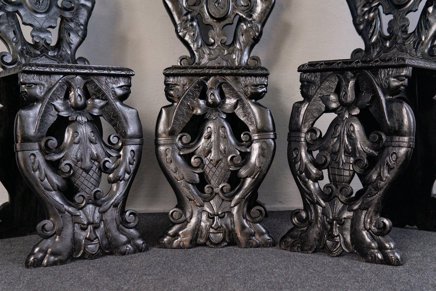 Außergewöhnliches 3er Set Sgabello Brettstühle, 2.Hälfte des 19.Jahrhunderts - Historismus Italienische Stühle Sessel Tisch Alt Antik MÖBLINGER