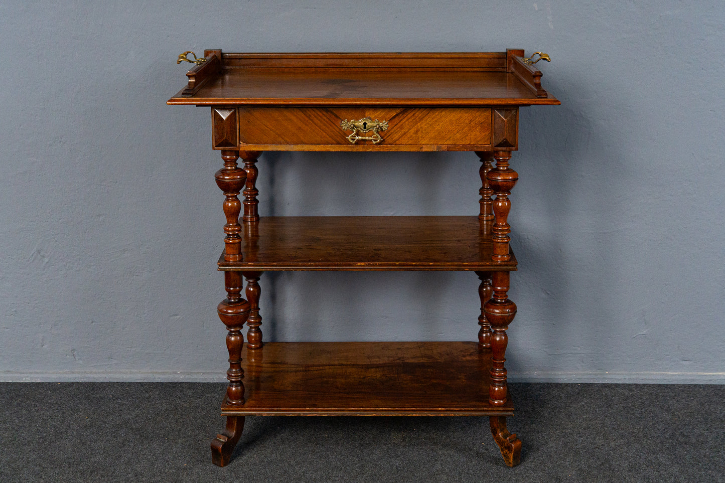 Gründerzeit Regal mit Tablettaufsatz, 2.Hälfte des 19.Jahrhunderts - Etagere Tablett Nussbaum Kommode Tisch mit Schubkasten Alt Antik MÖBLINGER