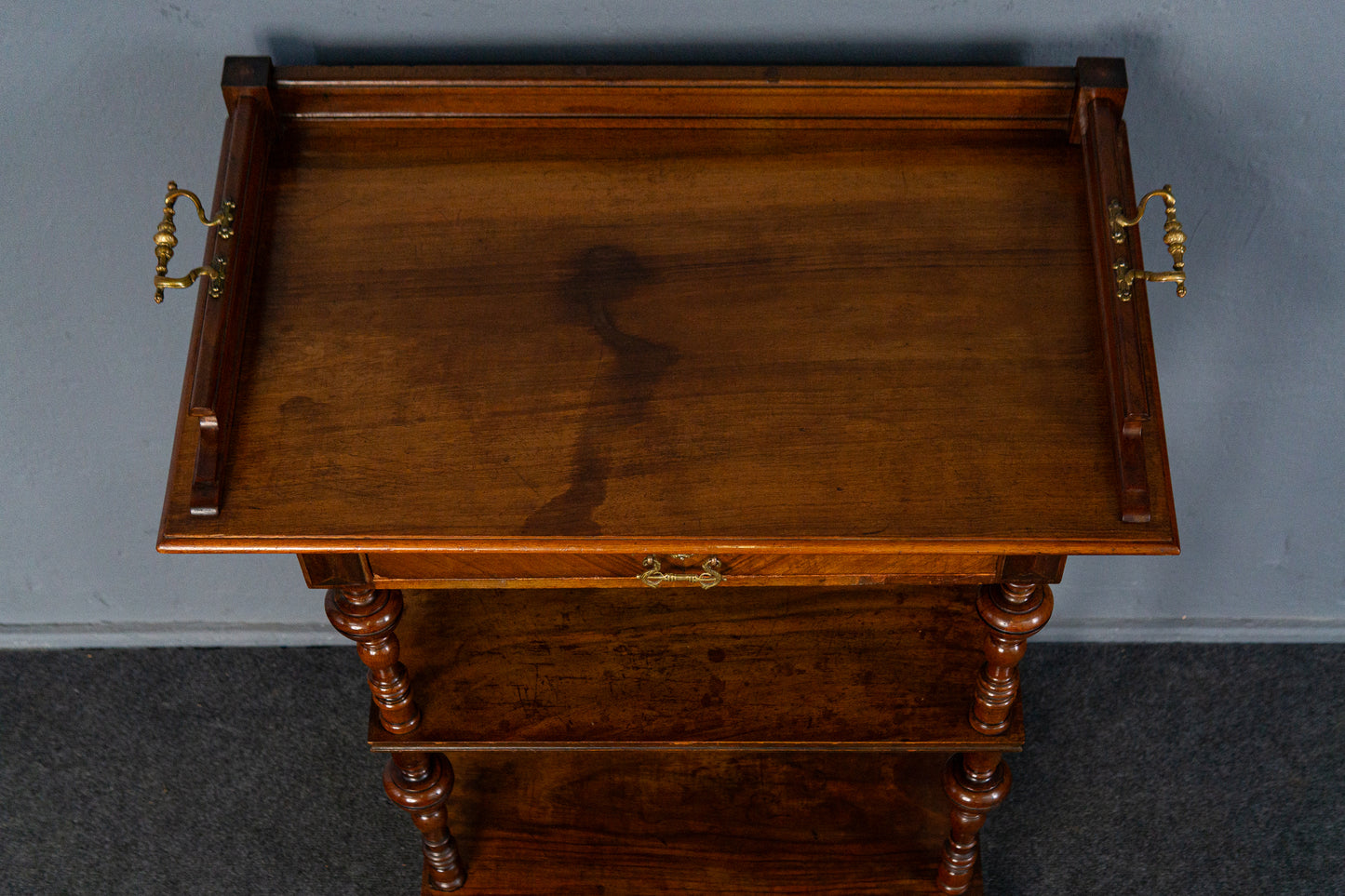 Gründerzeit Regal mit Tablettaufsatz, 2.Hälfte des 19.Jahrhunderts - Etagere Tablett Nussbaum Kommode Tisch mit Schubkasten Alt Antik MÖBLINGER