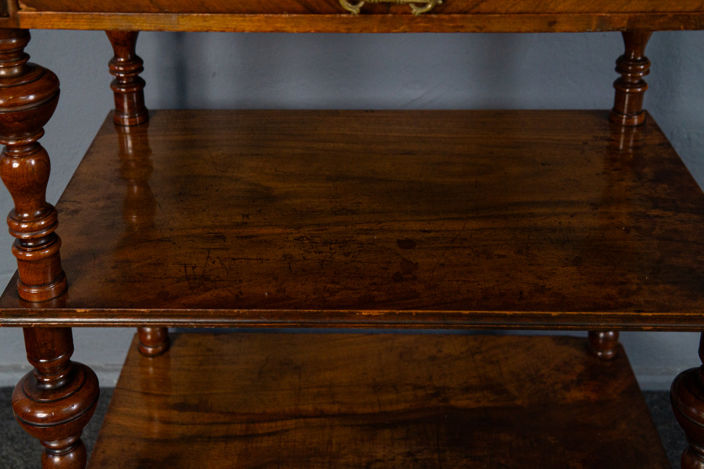 Gründerzeit Regal mit Tablettaufsatz, 2.Hälfte des 19.Jahrhunderts - Etagere Tablett Nussbaum Kommode Tisch mit Schubkasten Alt Antik MÖBLINGER