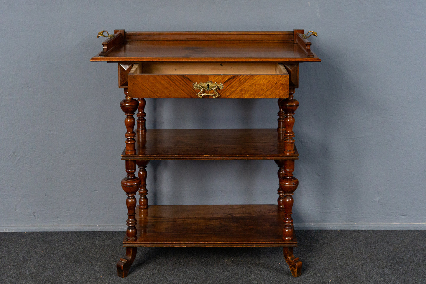 Gründerzeit Regal mit Tablettaufsatz, 2.Hälfte des 19.Jahrhunderts - Etagere Tablett Nussbaum Kommode Tisch mit Schubkasten Alt Antik MÖBLINGER