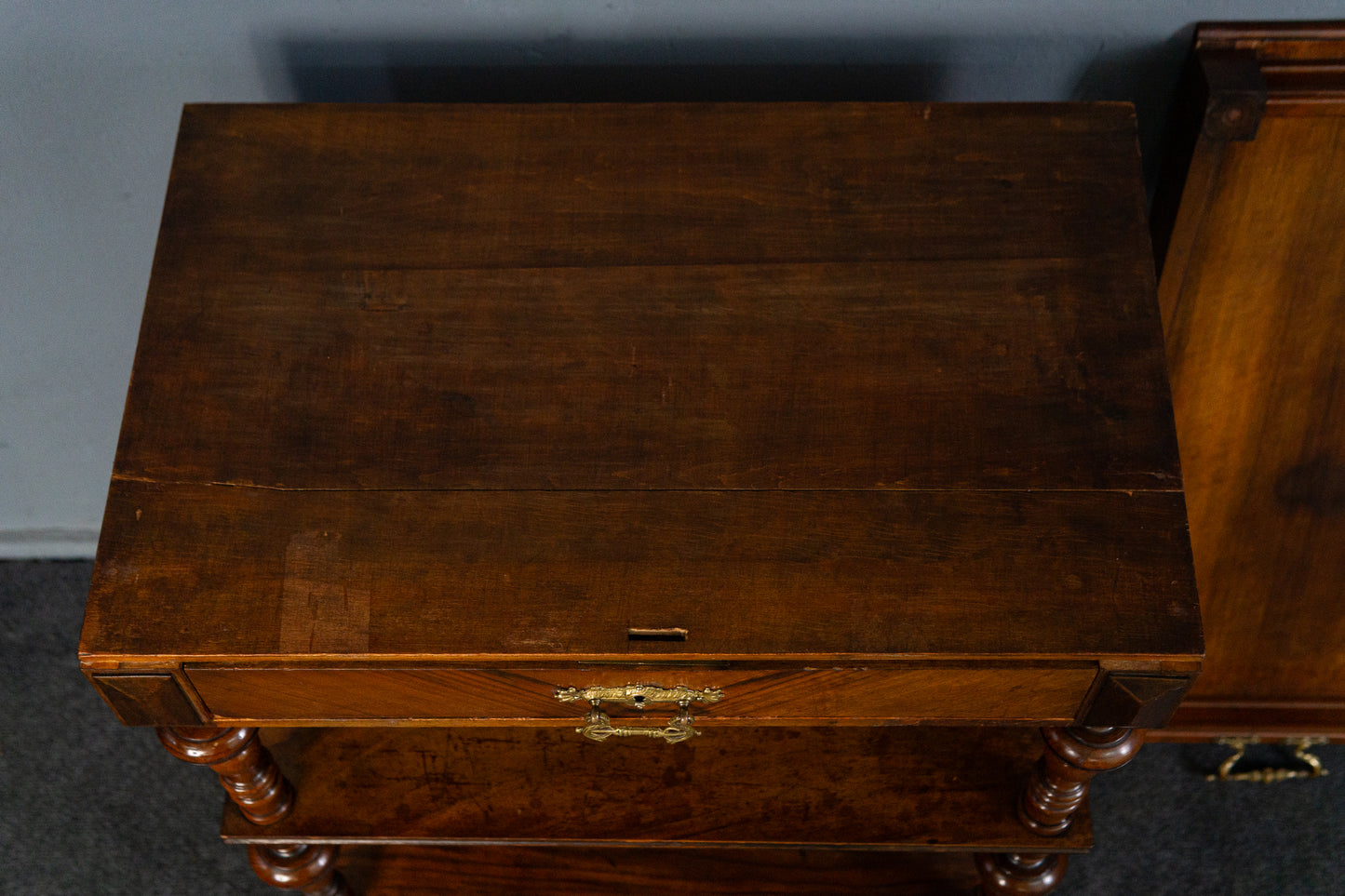 Gründerzeit Regal mit Tablettaufsatz, 2.Hälfte des 19.Jahrhunderts - Etagere Tablett Nussbaum Kommode Tisch mit Schubkasten Alt Antik MÖBLINGER