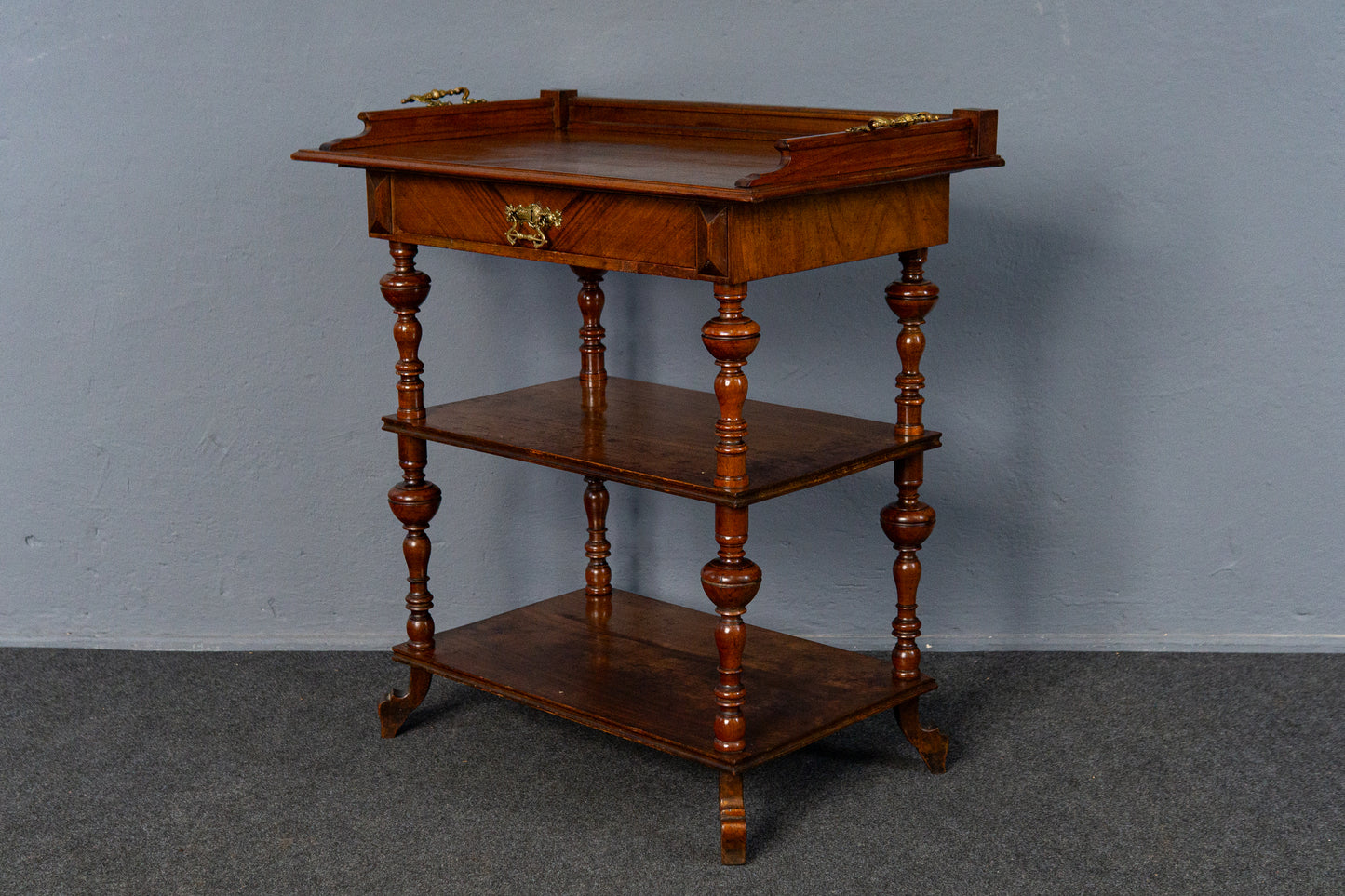 Gründerzeit Regal mit Tablettaufsatz, 2.Hälfte des 19.Jahrhunderts - Etagere Tablett Nussbaum Kommode Tisch mit Schubkasten Alt Antik MÖBLINGER