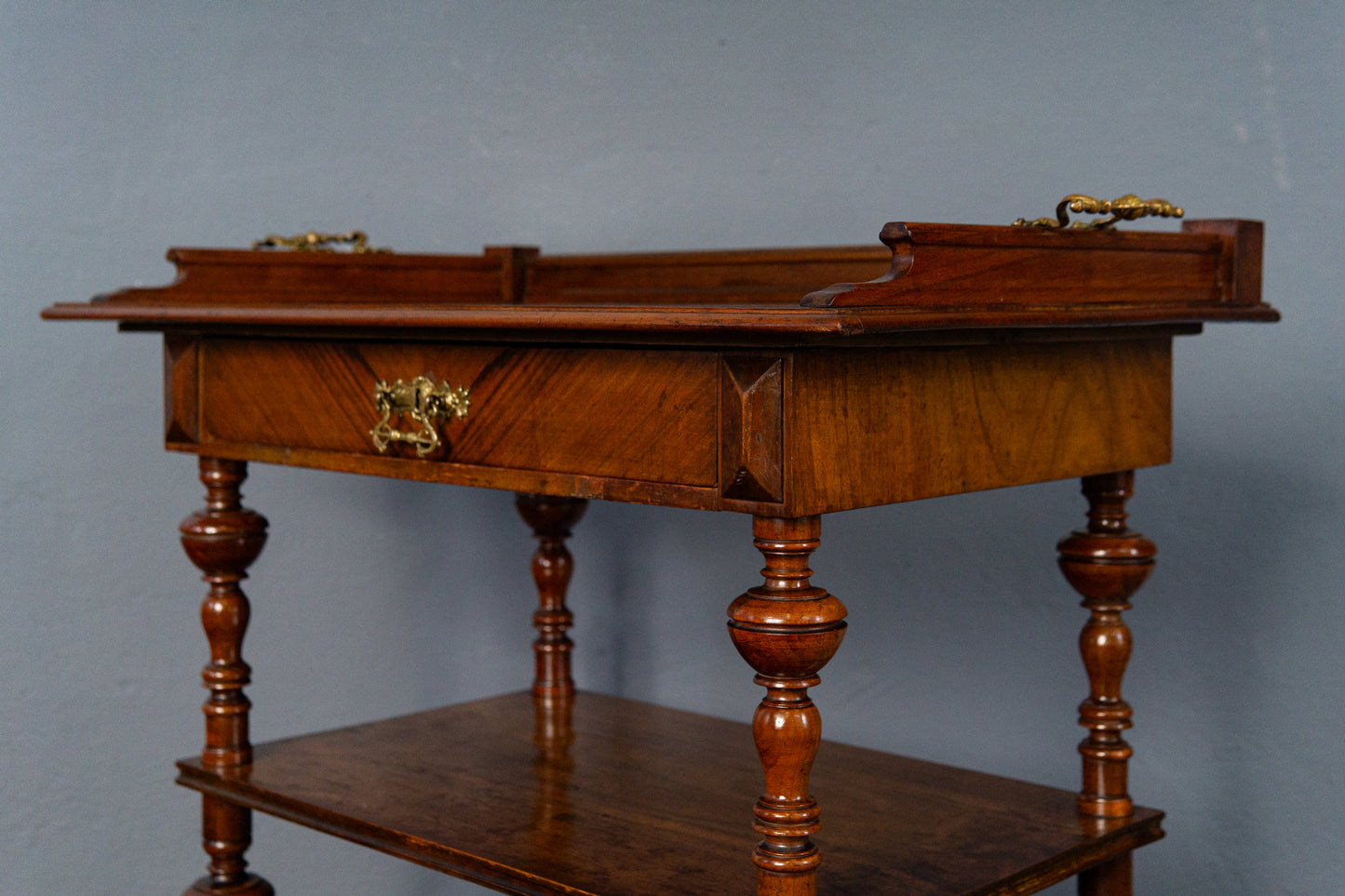 Gründerzeit Regal mit Tablettaufsatz, 2.Hälfte des 19.Jahrhunderts - Etagere Tablett Nussbaum Kommode Tisch mit Schubkasten Alt Antik MÖBLINGER