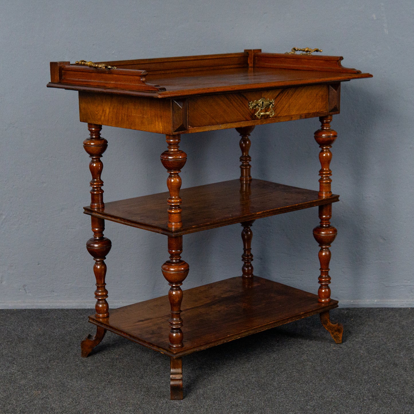 Gründerzeit Regal mit Tablettaufsatz, 2.Hälfte des 19.Jahrhunderts - Etagere Tablett Nussbaum Kommode Tisch mit Schubkasten Alt Antik MÖBLINGER