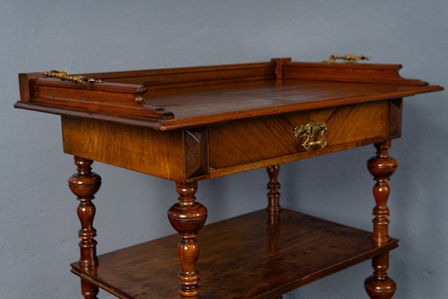 Gründerzeit Regal mit Tablettaufsatz, 2.Hälfte des 19.Jahrhunderts - Etagere Tablett Nussbaum Kommode Tisch mit Schubkasten Alt Antik MÖBLINGER