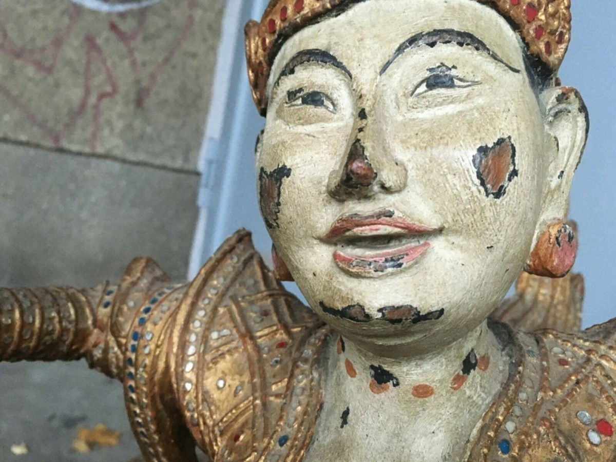 Große Holzskulptur Phra Khrut Pha vergoldet alt antik 48